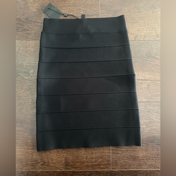 NWT BCBG MaxAria Mini Skirt - Picture 2 of 4